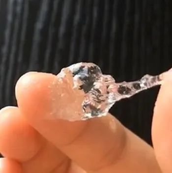 Filler dermico sterile a base di acido ialuronico cross-linkato utilizzato per l'aumento dei tessuti molli del viso e procedure di idratazione della pelle